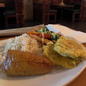 GUARNICION (Ensalada, papa, plátano maduro y arepa)