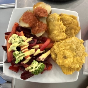 GUARNICION (Ensalada, papa, plátano maduro y arepa)
