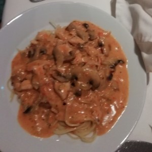spaguetinni en salsa rose con pollo y hongos