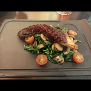 pulpo con espinacas y hongos