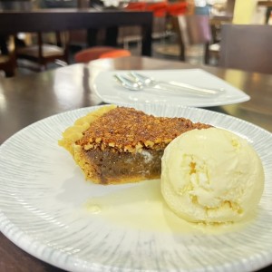 Pecan pie con helado de vainilla 