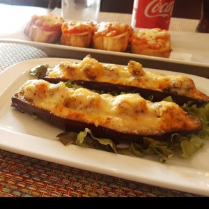 Berenjenas gratinadas y brochetas