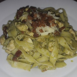 Pasta al pesto con pollo y tocino