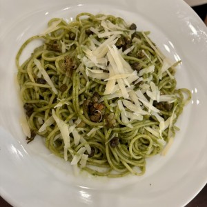 Pasta al pesto con hongos