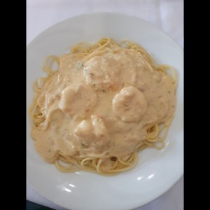 Pasta con langostinos en salsa blanca