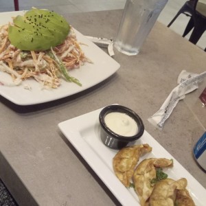 cangrejo ensalada con aguacate y gyosas