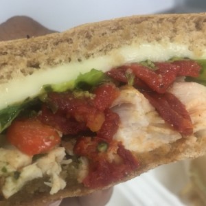 Panini Chicken Toscana en pan integral zoom