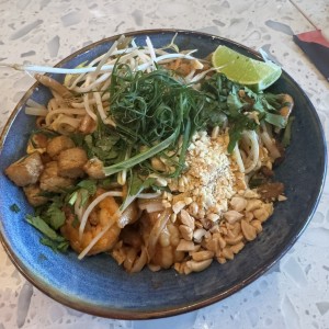 Pad Thai Mixto (pollo, filete y langostinos)