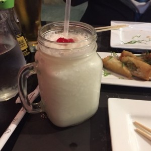 Limonada Coco y spring rolls