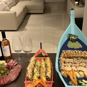 Opciones de sushi presentadoen en barcos