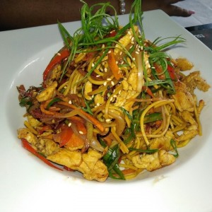 Yakimeshi de pollo
