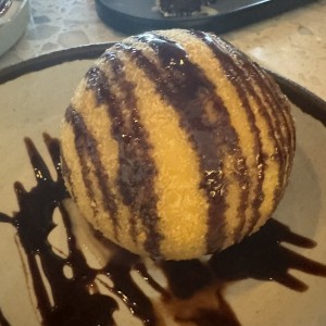 Bola frita con helado 