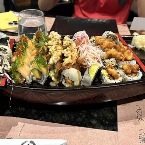 Barco con diferentes sushi