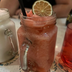 Limonada de frutos rojos