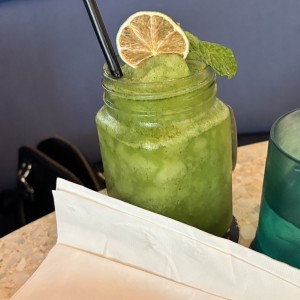 Limonada con hierba buena