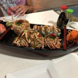Barco con sushi arigato, ensalada de Kani y langostinos