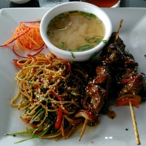 Yakisoba y brochetas