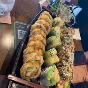 Barco con tres tipos de sushis