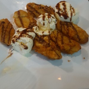 postre banana crocante con helado y sirop de chocolate