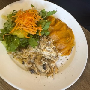 Pollo en salsa de Hongos, Pure de Zapallo y ensalada de la casa