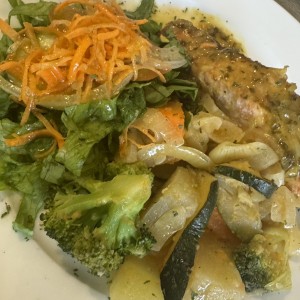 Salmon salsa de mostaza y miel con vegetales y ensalada