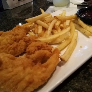 Chicken Fingers con papas fritas