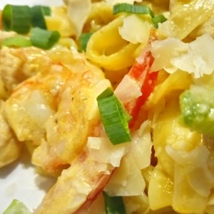Pasta con Pollo y Camarones