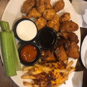 ENTRADA BONLES, wing, apio y papas con queso y bacon