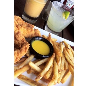 Chiken Fingers con papas fritas // Limonada de Maracuya // Coctel