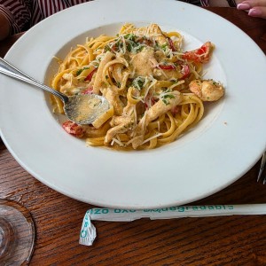 FETTUCCINE ALFREDO WITH CHICKEN