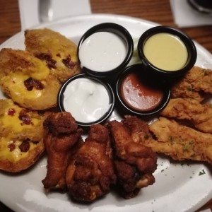 entrada mixta de alitas y deditos de pollo