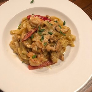 Pasta Camarones con Pollo