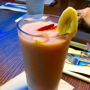 Batido de fresa, guineo y limon