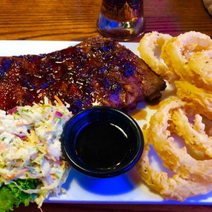 Ribs con anillo de cebolla y salsa Jack Daniel