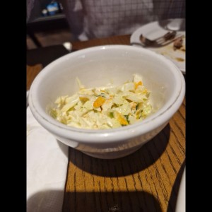 Cantidad de cole slaw que entregan con una orden de rack de costillitas. Impresentable!