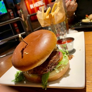 No recuerdo el nombre de la Hamburguesa. pero no estaba jugosa como siempre la han tenido.