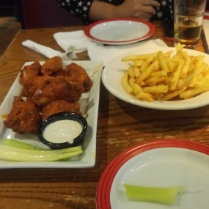 alitas y papas fritas