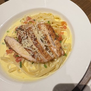 FETTUCCINE ALFREDO WITH CHICKEN