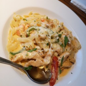 pasta en salsa Cajun. Alfredo con pollo y camarones