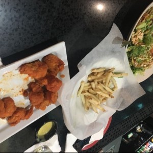 wings y papas fritas
