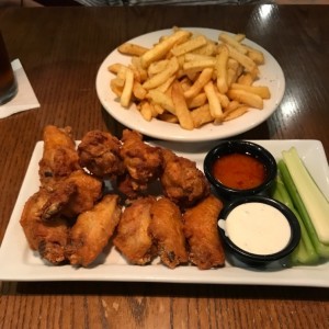 bufalo wings y papitas