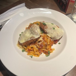 Pasta con milanesa de pollo