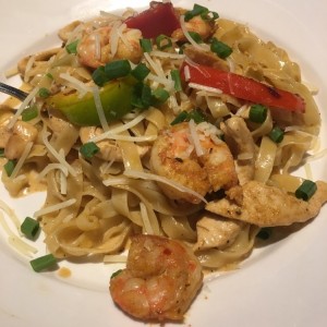 Sizzling con pollo y camarones