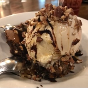 brownie con helado de vainilla