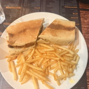 Emparedado de Pierna con Papas