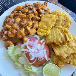 Filete de Corvina en Salsa de Mariscos
