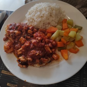 Filete de corvina a la marinera con arroz blanco 