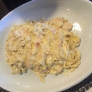 Pasta con salmon con salsa blanca