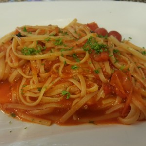 spaguetti pomodoro y albahaca
