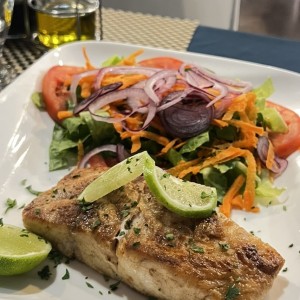 Filete de Corvina a la Plancha con ensalada Mixta